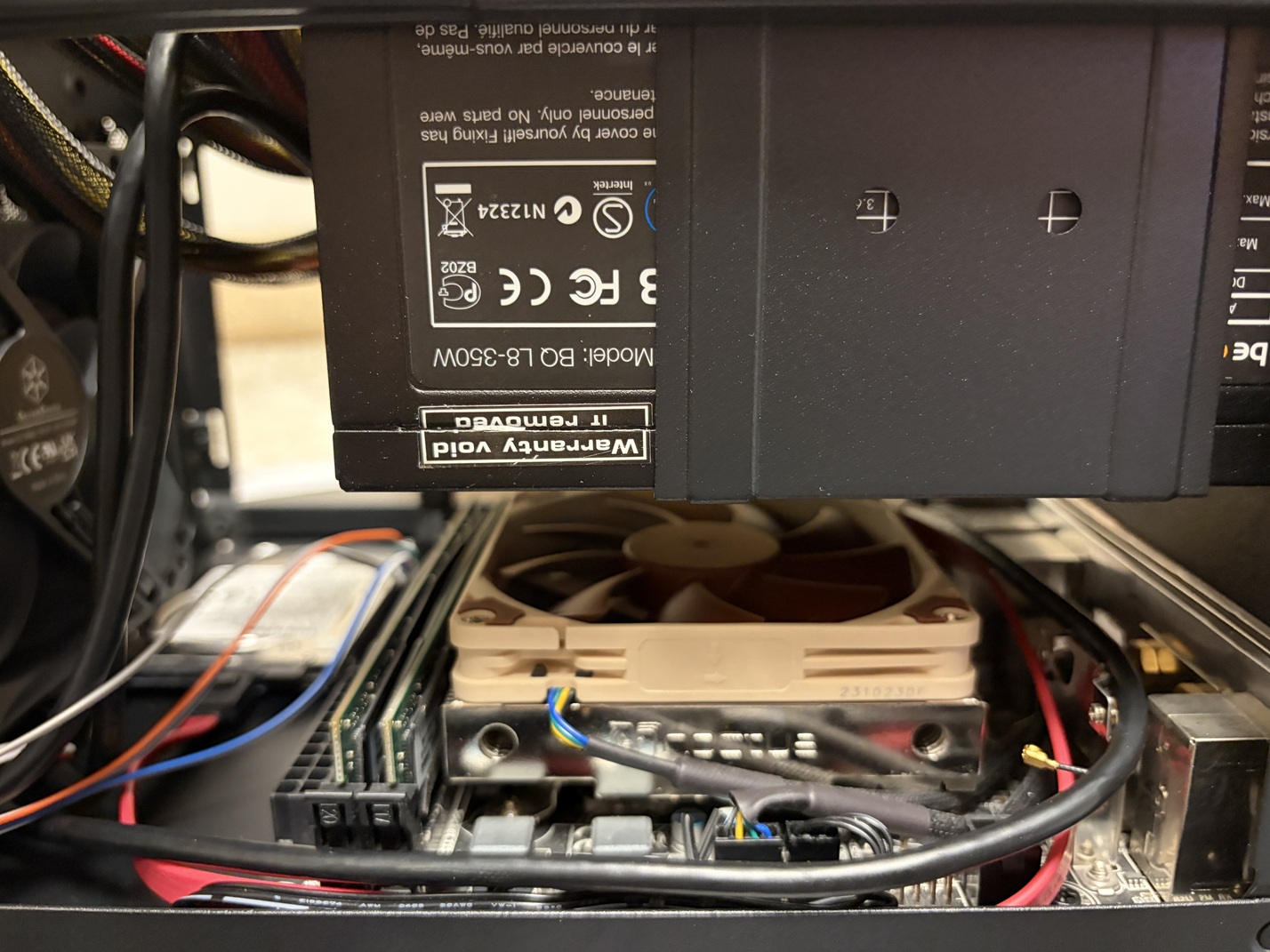 Ruimte voor CPU Fan door de voeding.jpg