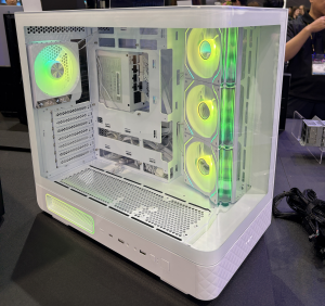 Bild zu Behuizingen: FSP toont 3300W-voeding en nieuwe M-serie behuizingen