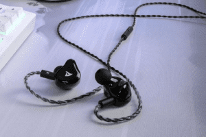 Bild zu Headphones: Sharkoon Stealthbite IEM: in-ear oortjes met afneembare kabels voor vier tientjes