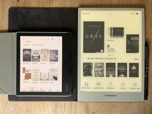 Links de Kobo Libra Colour met 7" kleurenscherm en rechts de PocketBook InkPad One met 10,3 inch grijstinten-scherm