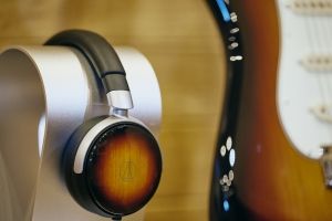 Bild zu Multimedia: Audio-Technica onthult gelimiteerde ATH-WP900SE met unieke gitaarlook en houten behuizing