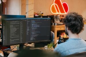 Bild zu : Nederlandse managed data- en AI-platform Databaas haalt bedrijf achter Weeronline en Buienalarm binnen