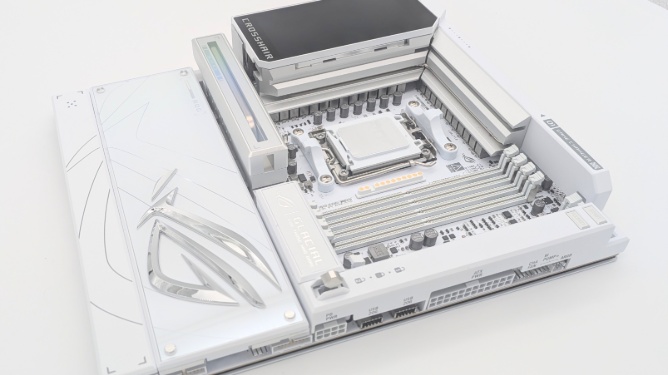Asus ROG Crosshair X870E Glacial Review. Je blijft likkebaarden bij dit luxe bord.