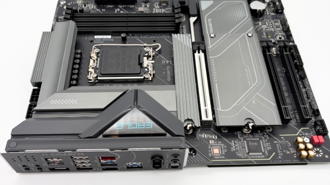 Gigabyte Z890 Eagle WiFi7 Plus Review. Superveel features voor 225 euro