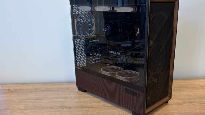 Antec Flux Pro Noctua Edition Review. Bruin, hout en bakken met airflow